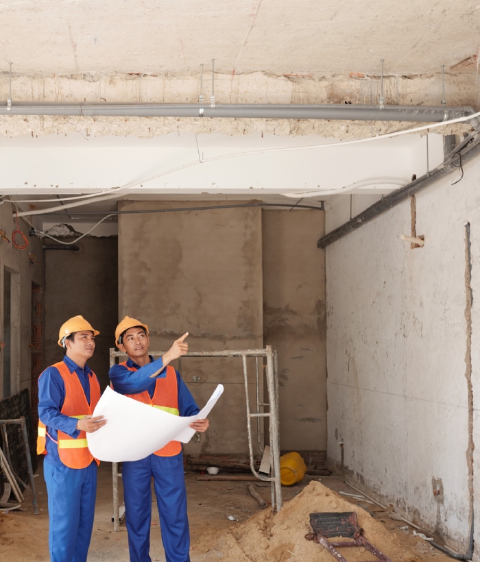 Professionnels du bâtiment préparant des travaux de rénovation intérieure